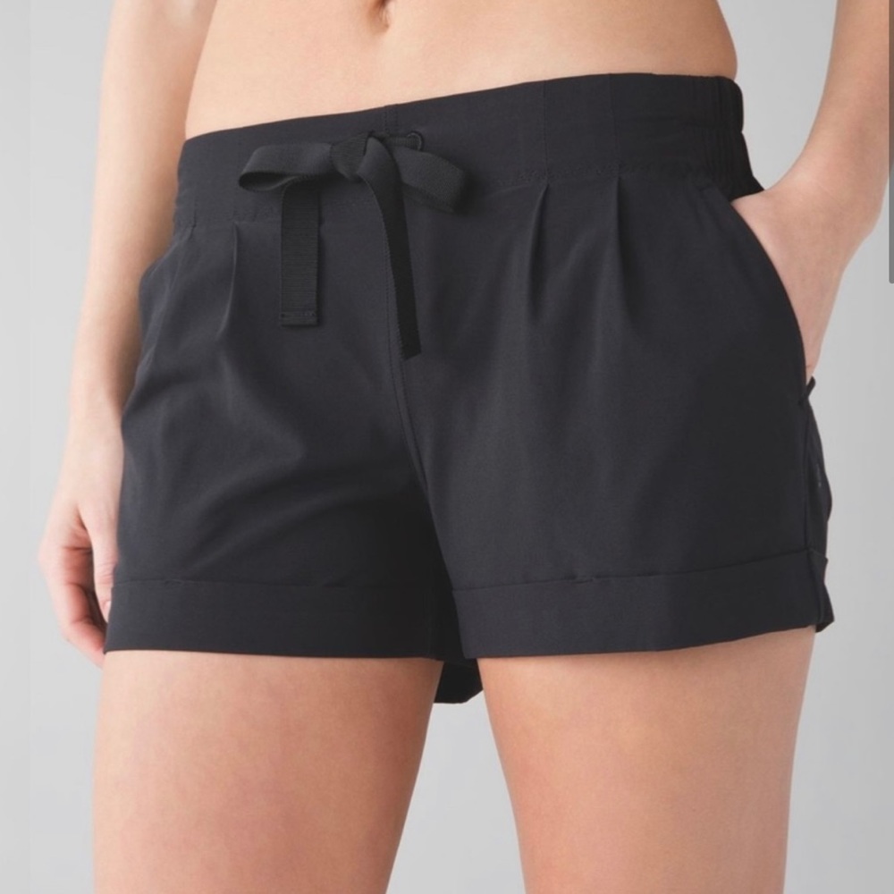 Lululemon cuffed, pleated Spring Break away shorts. Size 6.